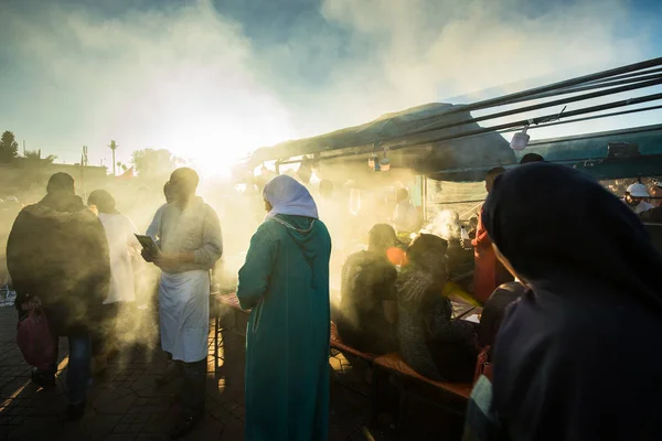 Fumo dalla griglia al chiosco di street food in Marocco — Foto Stock