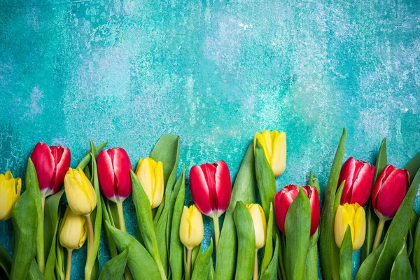 Dia das Mães ou cartão de Dia das Mulheres zombar com tulipas — Fotografia de Stock