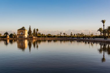 Menara bahçeleri ve Atlas Dağları Marakeş, Mor geniş görünümünü