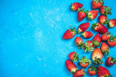 Mavi canlı arka plan üzerinde Pazar taze olgun çilek