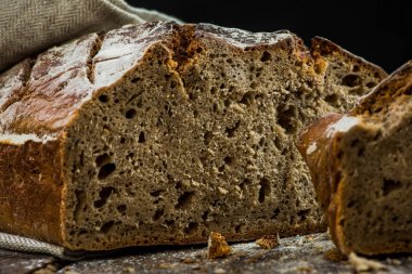 Paylaşım için sağlıklı kepekli geleneksel ekmek