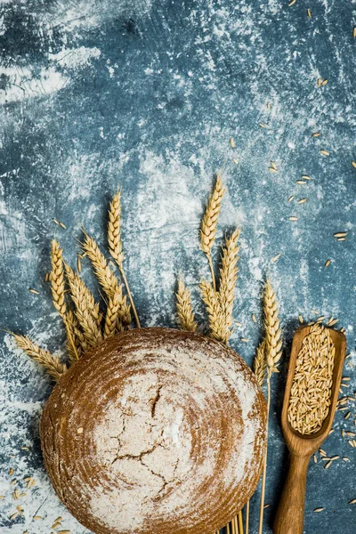 Pão de pão sobre trigo de centeio — Fotografia de Stock