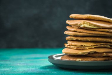 Ev yapımı kek yığın yığın plaka, kopya alanı üzerinde