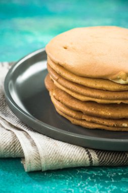 Ev yapımı kek yığın yığın plaka üzerinde.