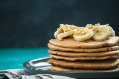 Sağlıklı Kahvaltı, krep muz ve fındık ile tepesinde