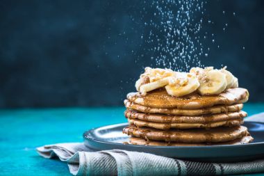 Krep yığını üzerinde uçan şeker sprinkles. Kopya alanı.