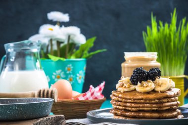 Bahar brunch, taze meyve ile pancakes