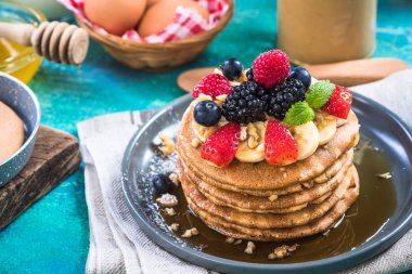 Taze orman meyve ile mükemmel krep