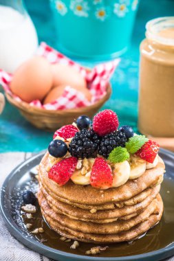 Taze orman meyve ile mükemmel krep