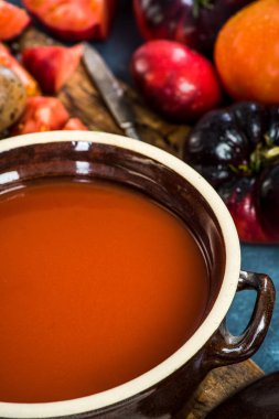 Kremalı domates çorbası ile rustik pot