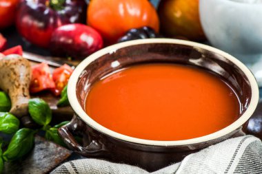 Kremalı domates çorbası ile rustik pot