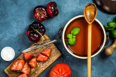 Ev yapımı gaspaço veya domates çorbası pişirme