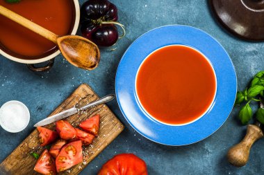 Sağlıklı beslenme, taze kremalı gazpacho veya domates çorbası.