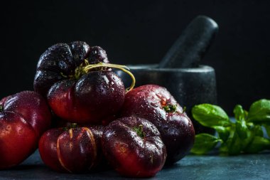 Karanlık olgun taze Crimea domates