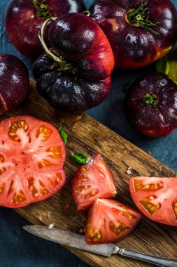 Taze sağlıklı domates salatası yapmak için malzemeler