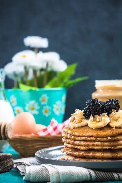 Servir des crêpes parfaites pour le brunch de printemps — Photo