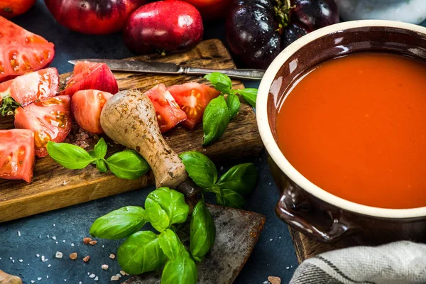 Sağlıklı domates çorbası hazırlanıyor