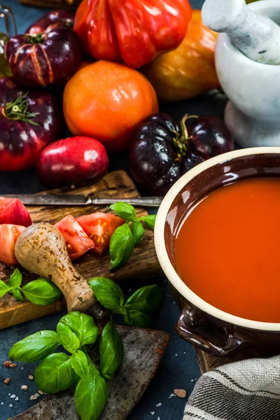 Sağlıklı domates çorbası hazırlanıyor