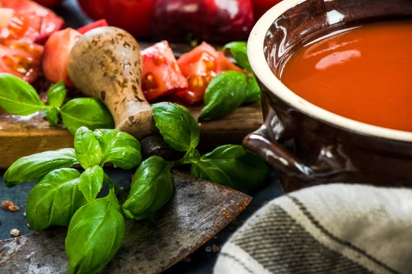 Kremalı domates çorbası ile rustik pot