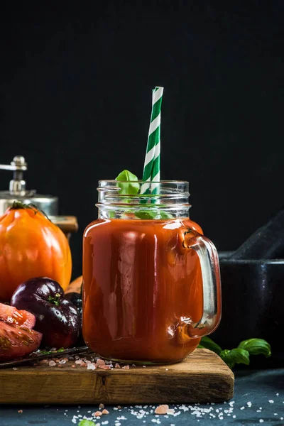 Frasco cheio de suco de tomate saudável — Fotografia de Stock