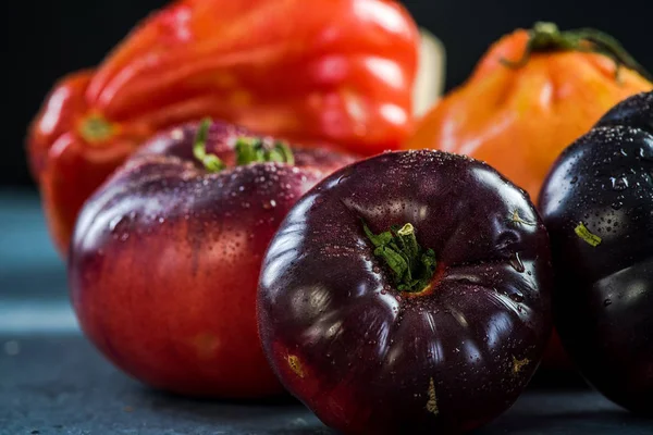 Primer plano en el mercado tomates frescos y maduros —  Fotos de Stock