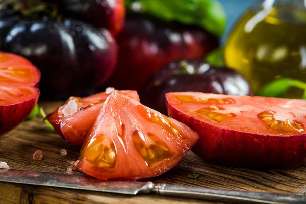 Crimea tomaten helften voor frisse salade — Stockfoto