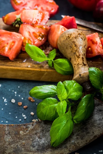 Ингредиенты для приготовления салата из свежих помидоров — стоковое фото