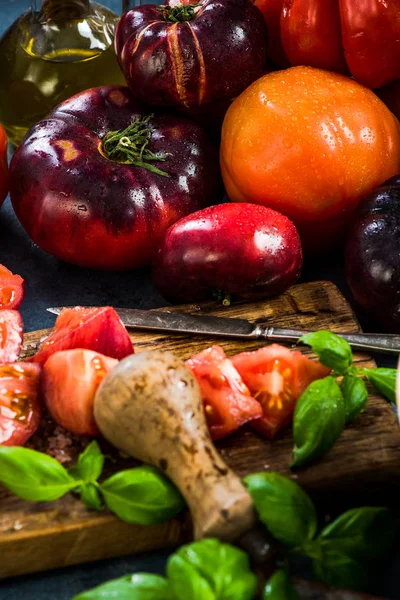 Składniki do produkcji świeżych pomidorów zdrowa Sałatka — Zdjęcie stockowe