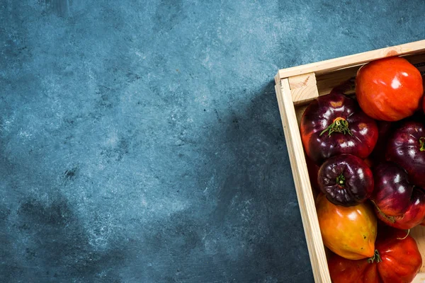Drewnianej skrzyni pełnej rynku świeżych dojrzałych pomidorów — Zdjęcie stockowe