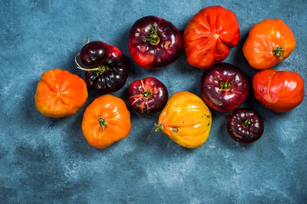 Rijpe tomaten grens achtergrond — Stockfoto