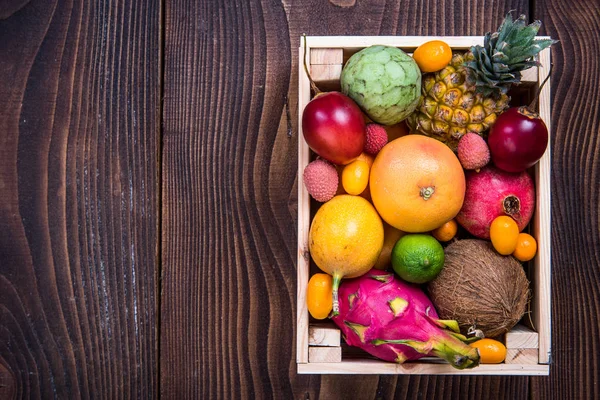 Holzkiste mit exotischen Früchten — Stockfoto