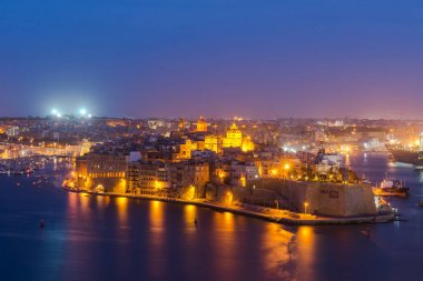 Senglea ve üç şehirler ve Malta gece limanda Grand