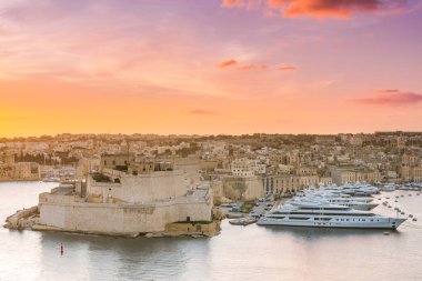 Sunrise Birgu ve büyük liman Malta üzerinde