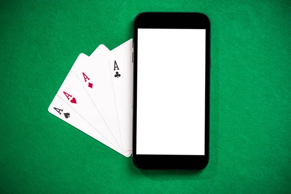 Гра в ігри казино і покер на мобільному телефоні — стокове фото