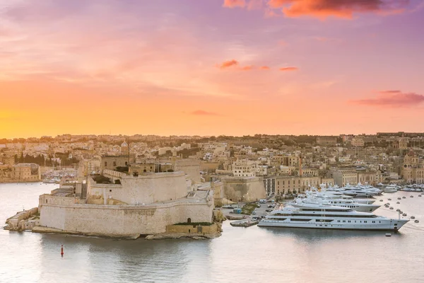 Soluppgång över Birgu och Grand Harbor i Malta — Stockfoto
