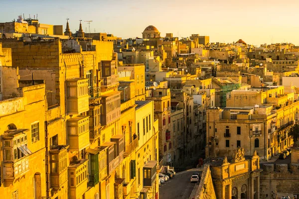 Nascer do sol sobre casas Valletta, Malta — Fotografia de Stock
