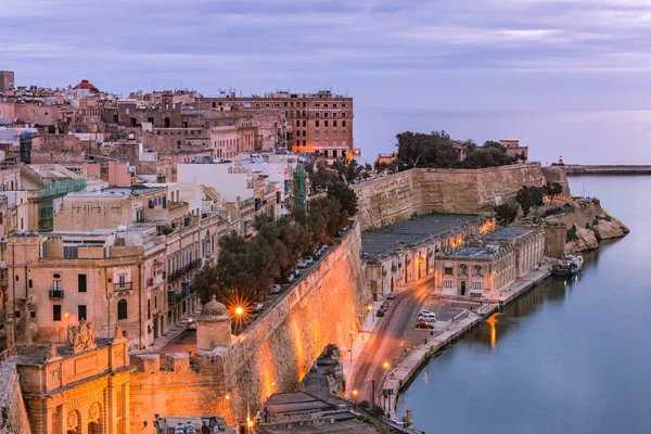 Belysta Valletta skyline på kvällen, Malta — Stockfoto