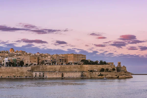 Vacker solnedgång över Valletta skyline, Malta — Stockfoto