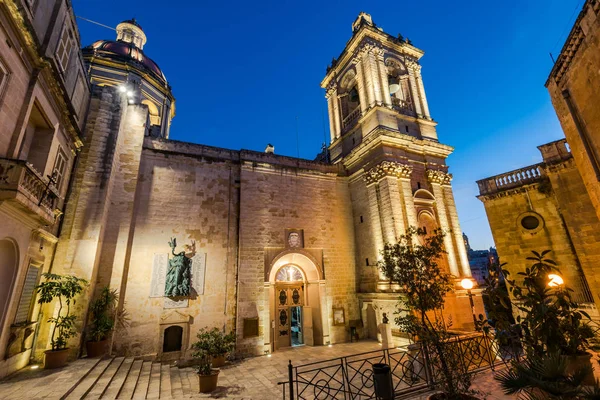 Iglesia de San Lorenzo por la noche, Birgu, Malta — Foto de Stock