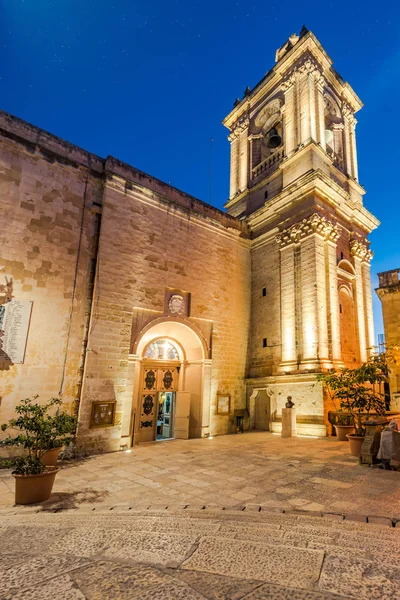Birgu、マルタで照らされた聖ローレンス教会 — ストック写真