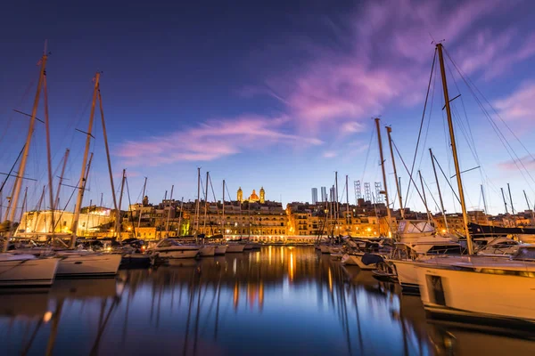 Hermosa puesta de sol en el puerto de Three Cities, Malta —  Fotos de Stock