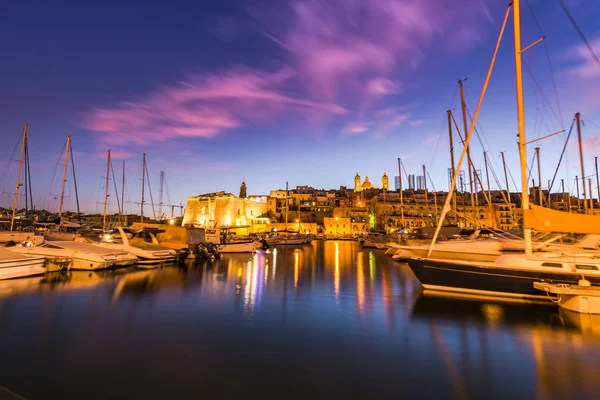 Barcos modernos y antiguas tres ciudades, Malta —  Fotos de Stock