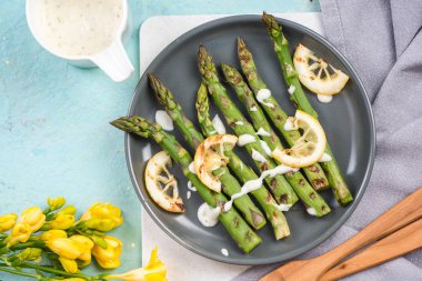 Limon ile sağlıklı ızgara kuşkonmaz