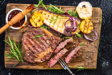 Sebzeli ızgara Orta az pişmiş biftek parçaları