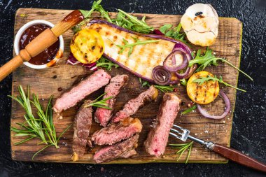 Barbekü ızgara et sır ve sebzeler ile