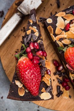 Soliman.rwash, çilek ve nar ile kek