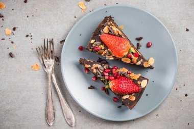 Çikolatalı brownie pasta plaka üzerinde hizmet veren