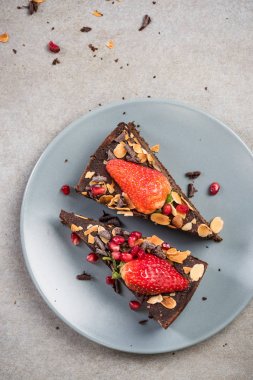 Çikolatalı brownie pasta plaka üzerinde hizmet veren