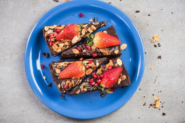 Dilimlenmiş çilek ve çikolata kek