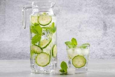 Canlandırıcı diyet salatalık ve nane içecek